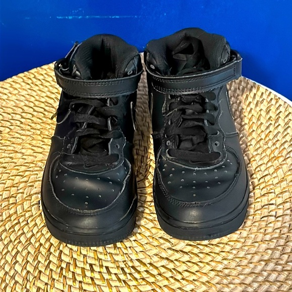 Boys NIKE AIR FORCE 1 Mid Triple Black Sneaker 314195-004 Size 13 - Picture 1 of 6